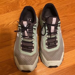 On Cloudultra women’s size 9